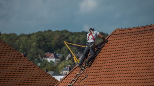 Comment bien choisir une échelle de toit ?