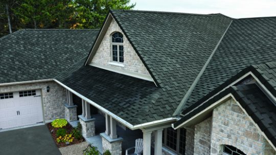 Focus sur les avantages et inconvénients de la toiture en bardeaux d’asphalte